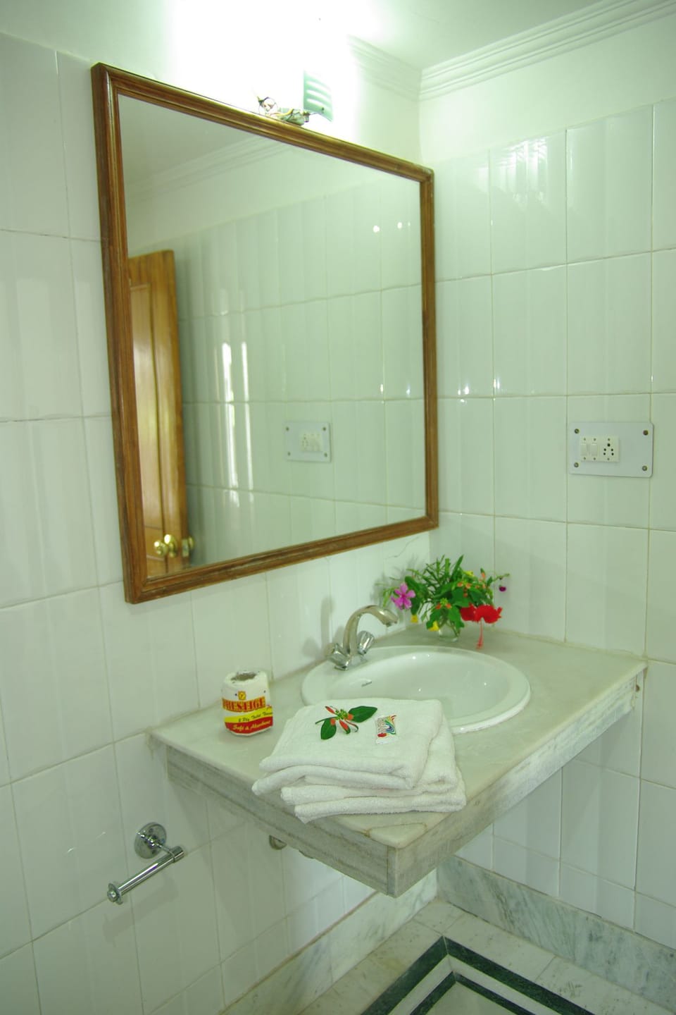 Combined shower/tub, jetted tub, hair dryer, slippers