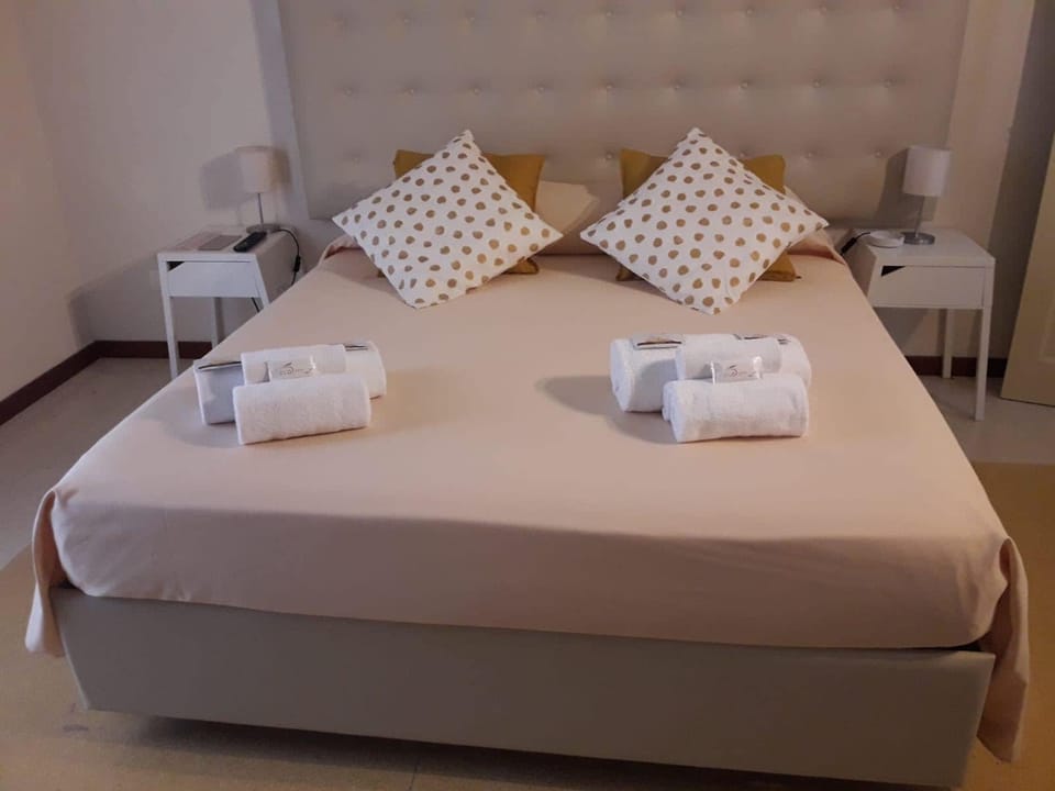 Superior Double Room, Ensuite | Minibar, in-room safe, desk, blackout drapes