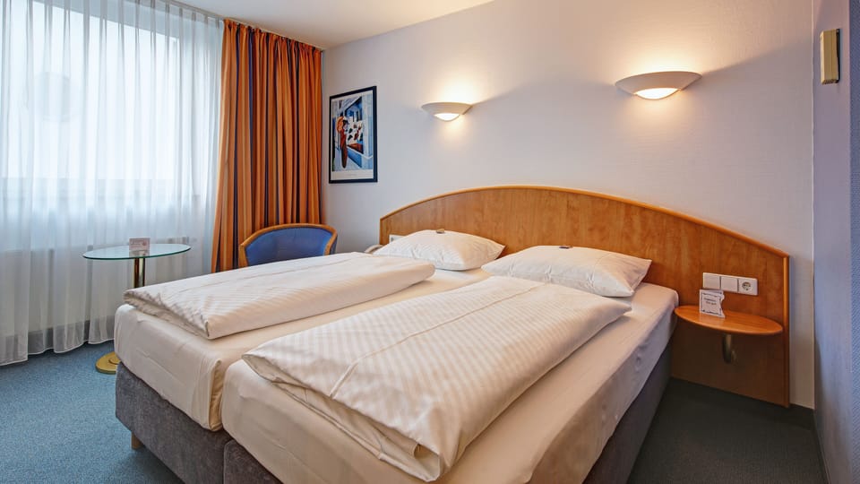 Comfort Double Room | Hypo-allergenic bedding available, minibar, in-room safe, desk