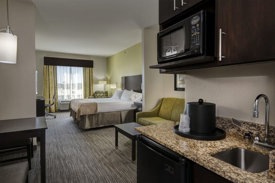 In-room safe, desk, iron/ironing board, cribs/infant beds