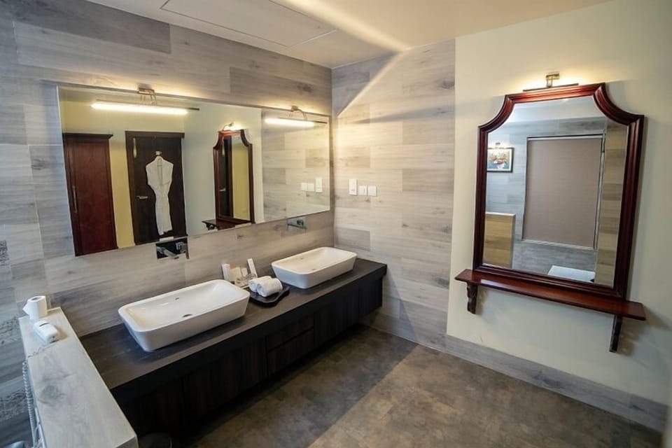 Premium Cottage | Bathroom | Shower, free toiletries, slippers, towels
