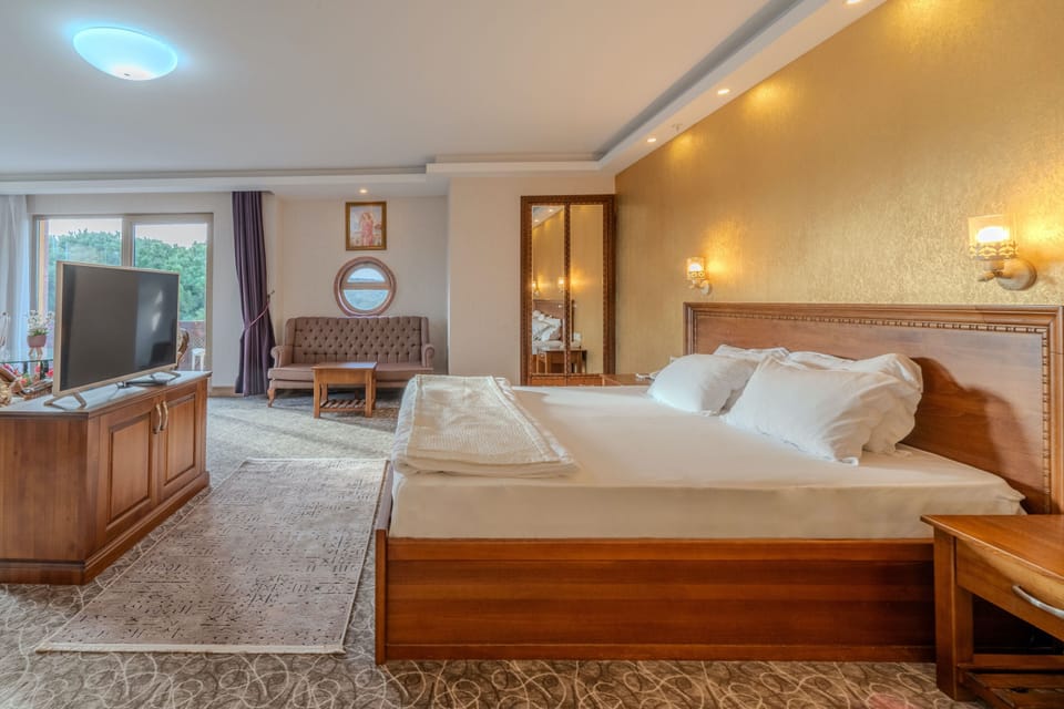 Deluxe Suite, Lanai | Premium bedding, minibar, desk, laptop workspace