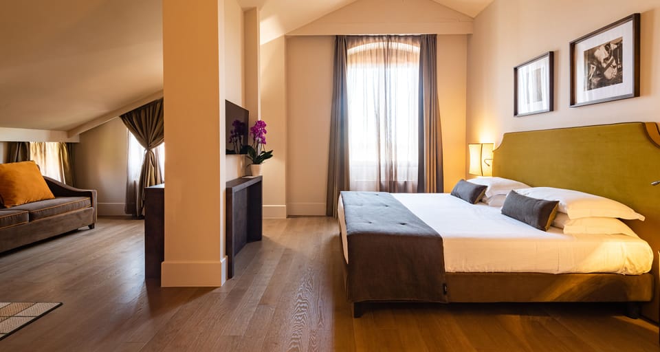 Suite | Minibar, in-room safe, desk, blackout drapes