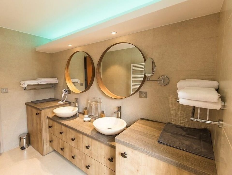 Deluxe Apartment, 2 Bedrooms, Non Smoking | Bathroom | Shower, rainfall showerhead, hair dryer, towels