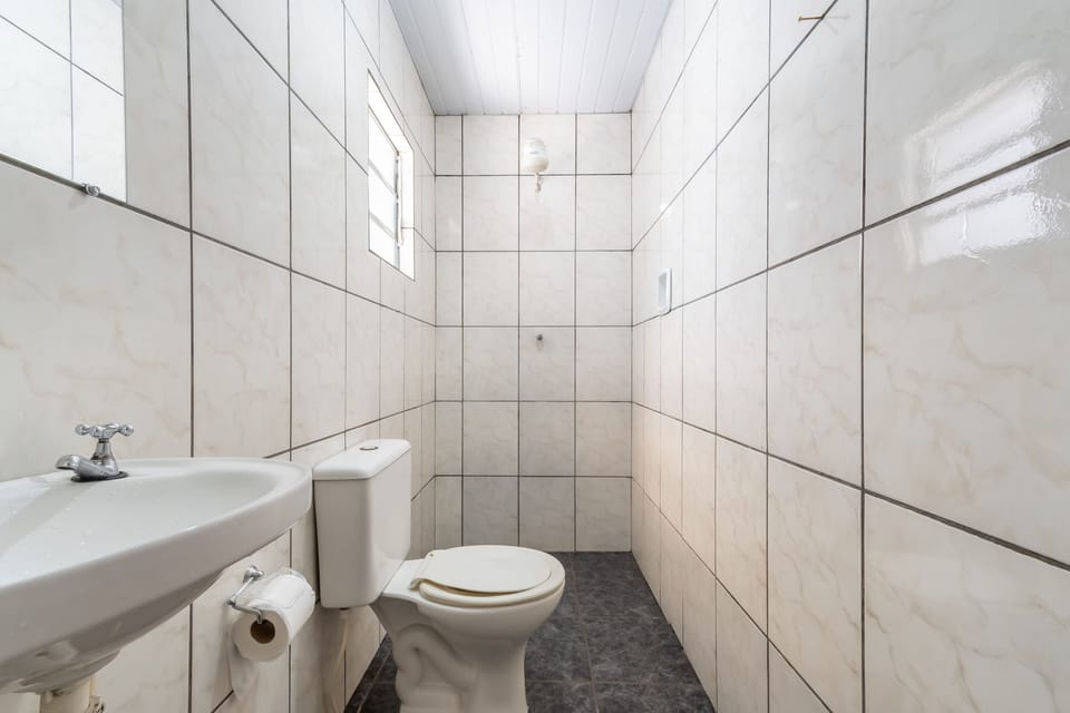 Twin Room | Bathroom | Shower, towels