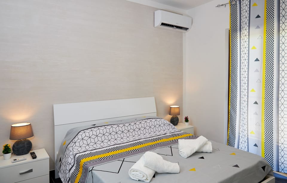 Design Double Room | Desk, rollaway beds (surcharge), WiFi (free), bed sheets