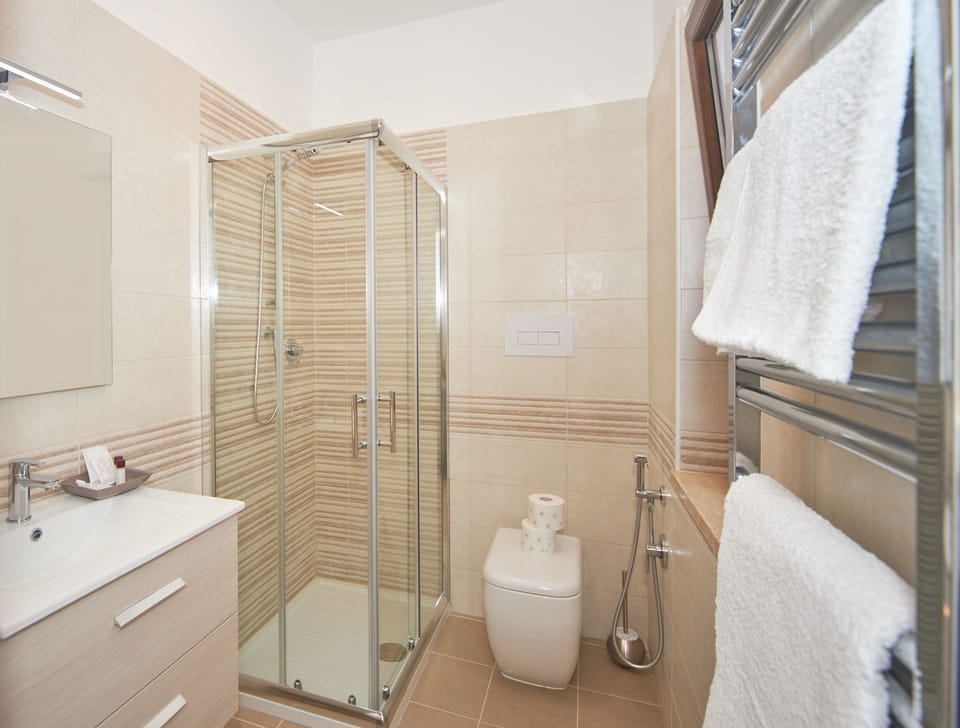 Design Double Room | Bathroom | Shower, rainfall showerhead, free toiletries, hair dryer