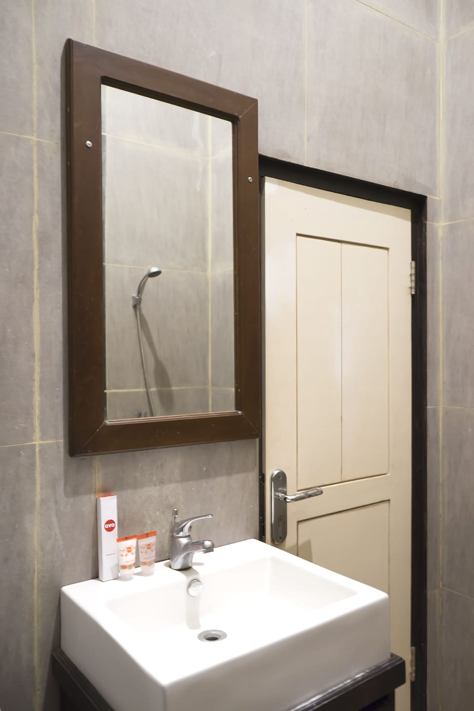 Deluxe Twin Room | Bathroom | Shower, towels