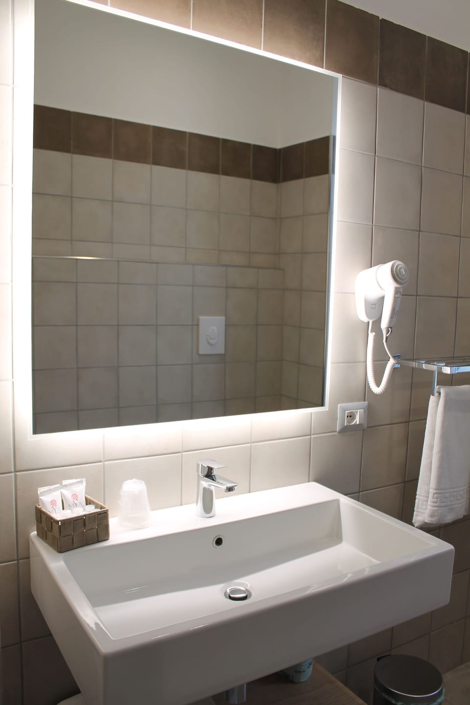 Shower, rainfall showerhead, free toiletries, hair dryer