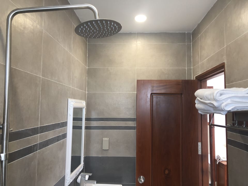 Family Room | Bathroom | Shower, free toiletries, hair dryer, slippers