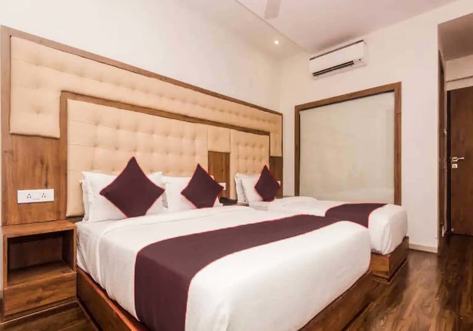 Deluxe Triple Room | In-room safe, blackout drapes, iron/ironing board, free WiFi