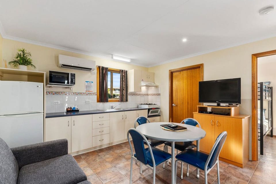 Gar Cabin | Private kitchen | Full-size fridge, microwave, oven, stovetop