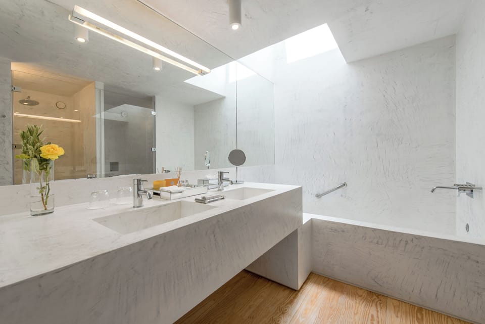 Suite Casa do Rio | Bathroom | Shower, hair dryer, bathrobes, slippers