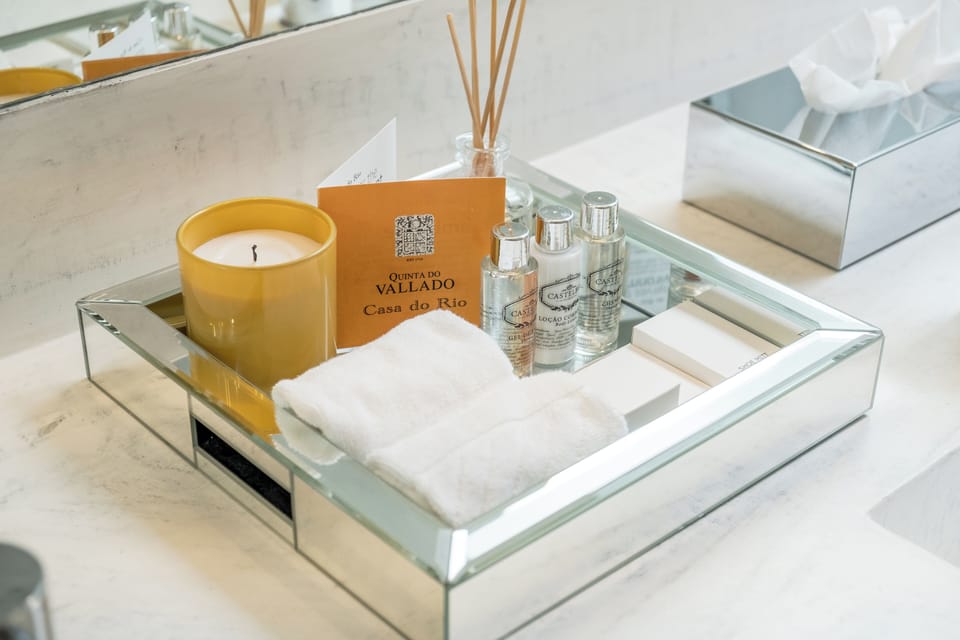 Suite Casa do Rio | Bathroom | Shower, hair dryer, bathrobes, slippers