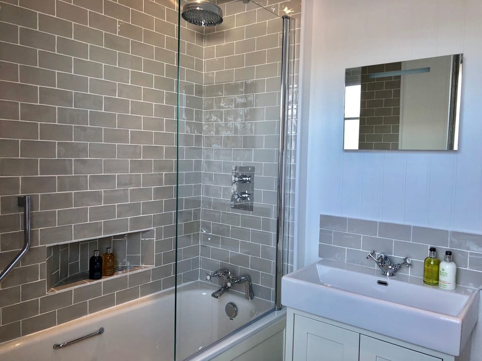 GWALIA | Bathroom | Slippers, towels, soap, shampoo