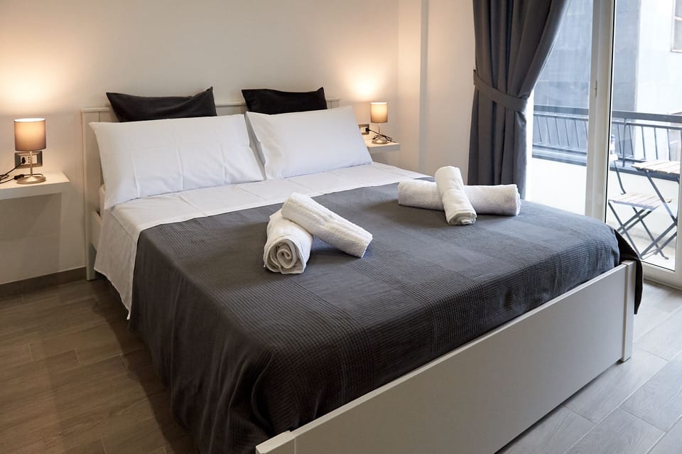 Desk, soundproofing, cribs/infant beds, rollaway beds