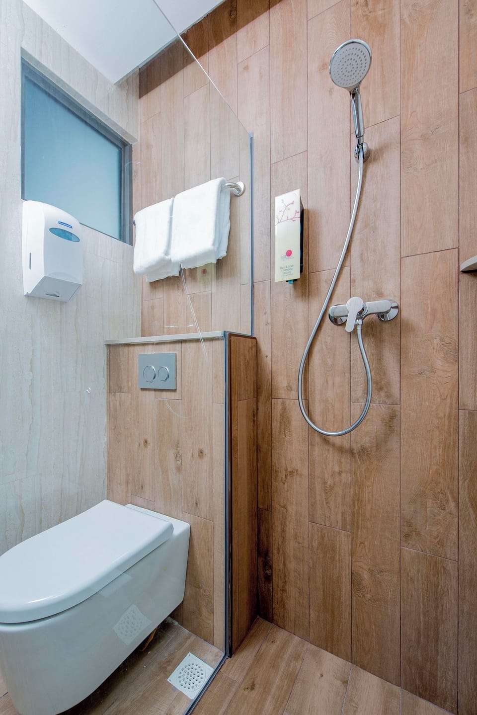 Triple Room | Bathroom | Shower, free toiletries, hair dryer, towels
