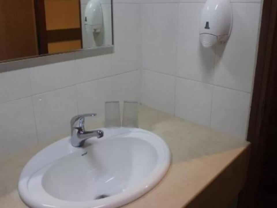 Shower, free toiletries