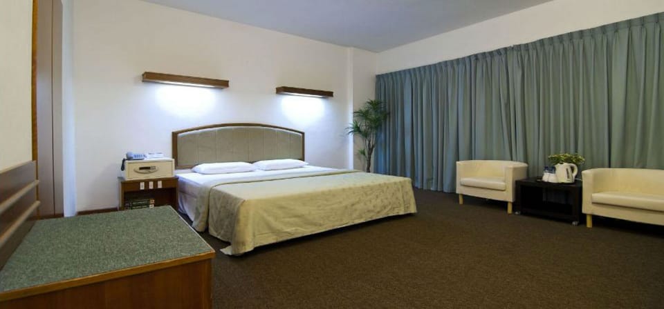 In-room safe, desk, WiFi (free)