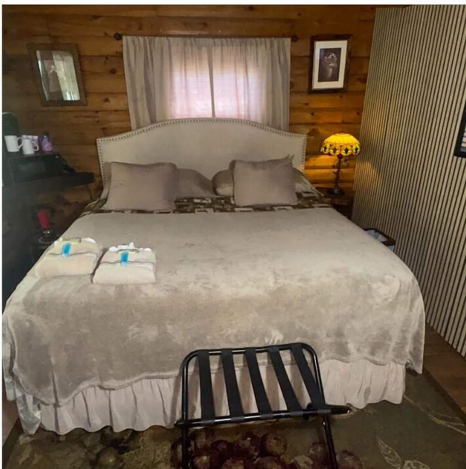 Unit A, King Suite | Individually decorated, individually furnished, desk, laptop workspace