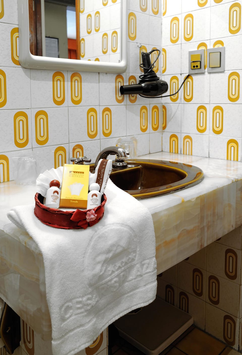 Double Room | Bathroom | Combined shower/tub, free toiletries, hair dryer, towels