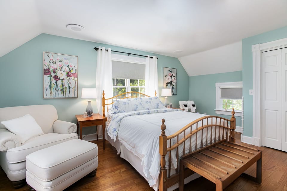 Deluxe Queen Suite | Individually decorated, individually furnished, desk, soundproofing