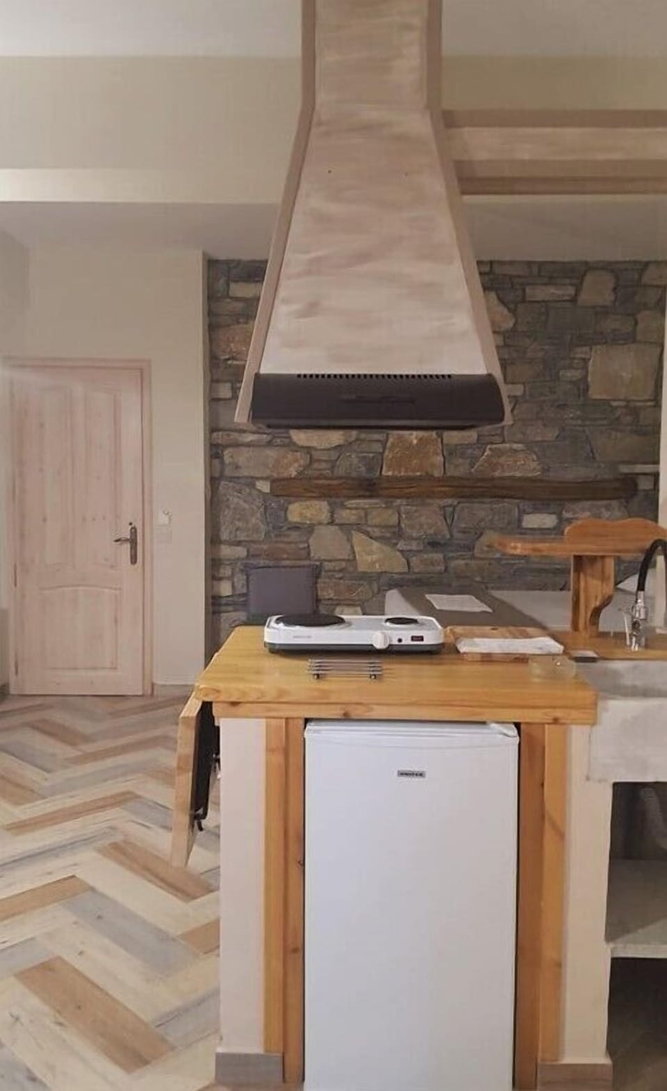 Comfort Double Room | Private kitchen | Stovetop, electric kettle, cookware/dishes/utensils