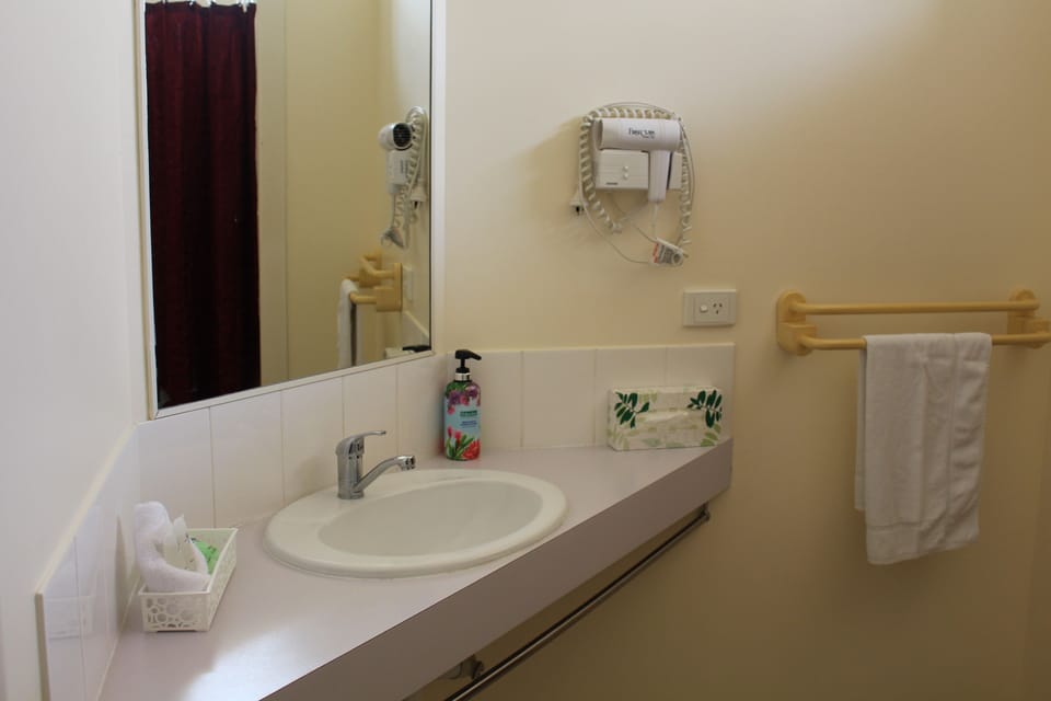 Bidet, towels