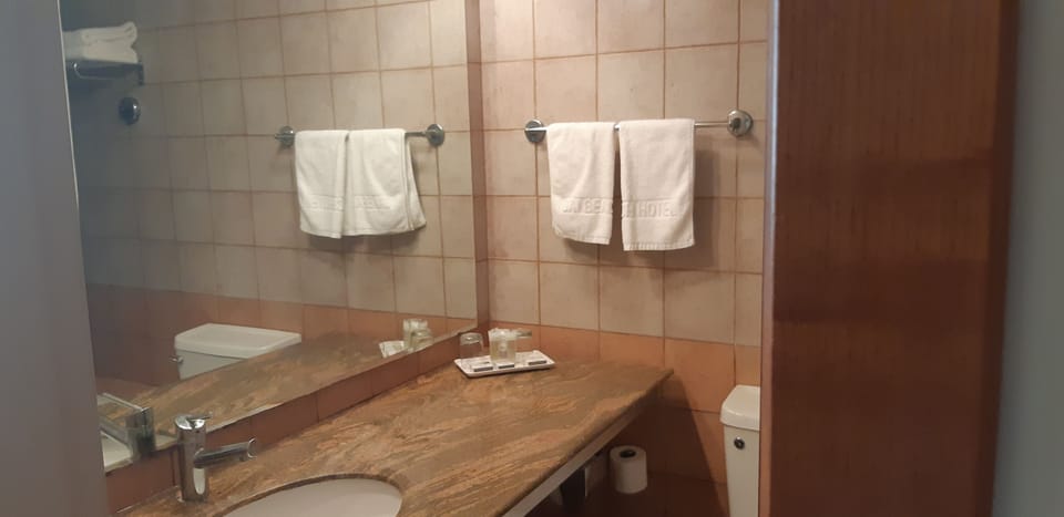 Shower, rainfall showerhead, free toiletries, hair dryer
