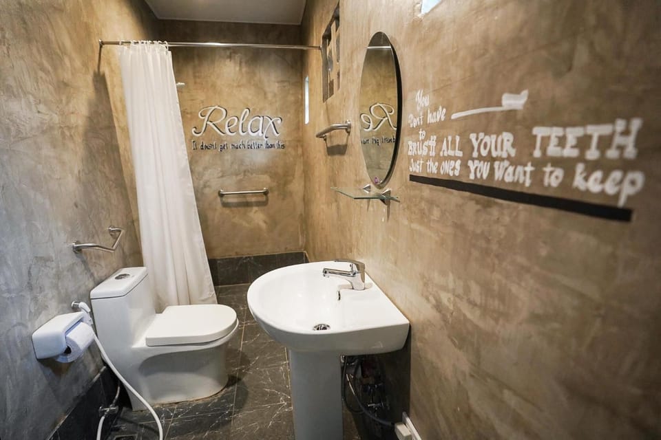 Shower, free toiletries, towels