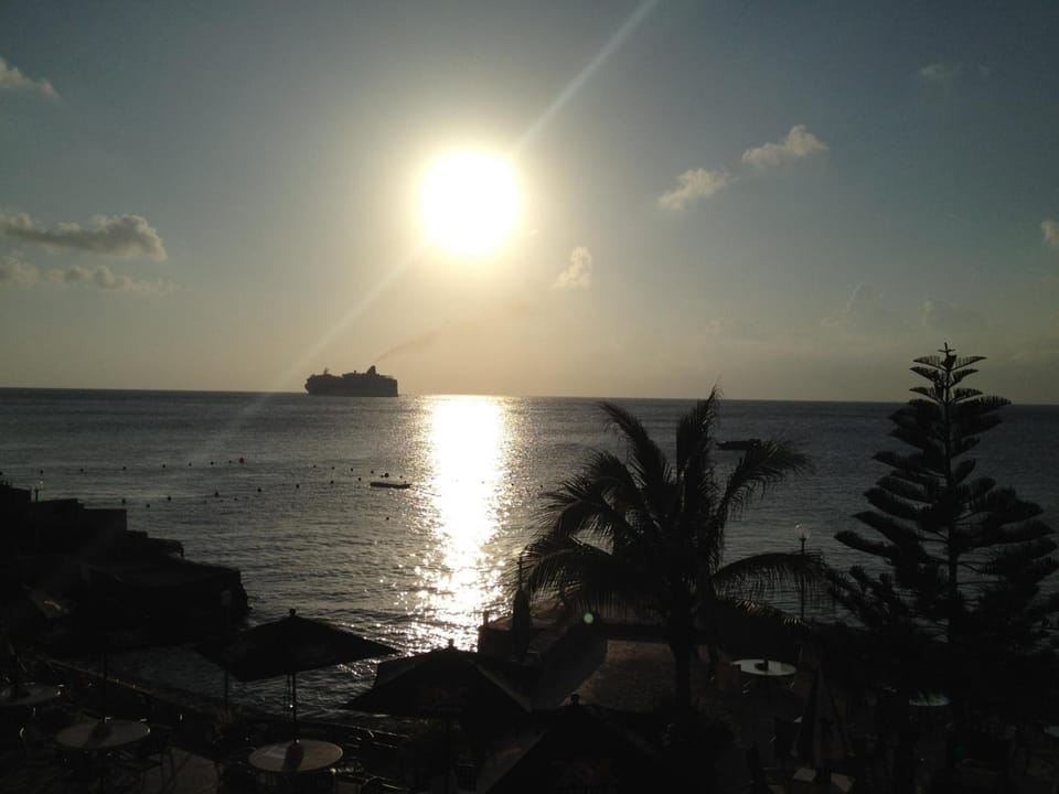 Beach nearby, white sand, scuba diving, snorkeling