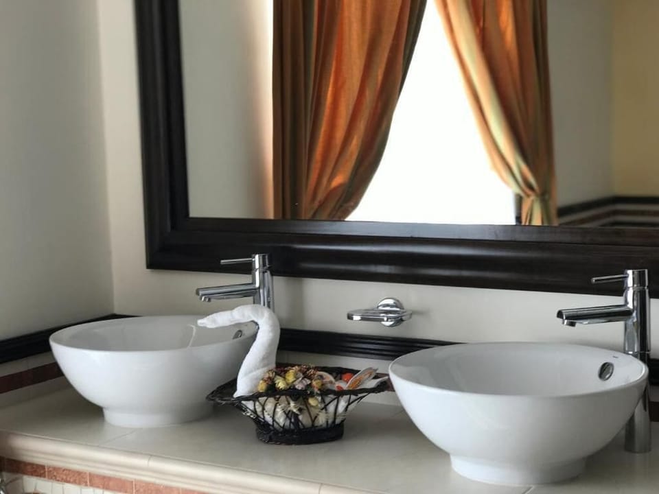 Family Suite | Bathroom | Combined shower/tub, deep soaking tub, rainfall showerhead