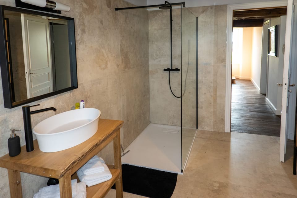 Comfort Room (Princesse) | Bathroom | Free toiletries, hair dryer, bathrobes, heated floors