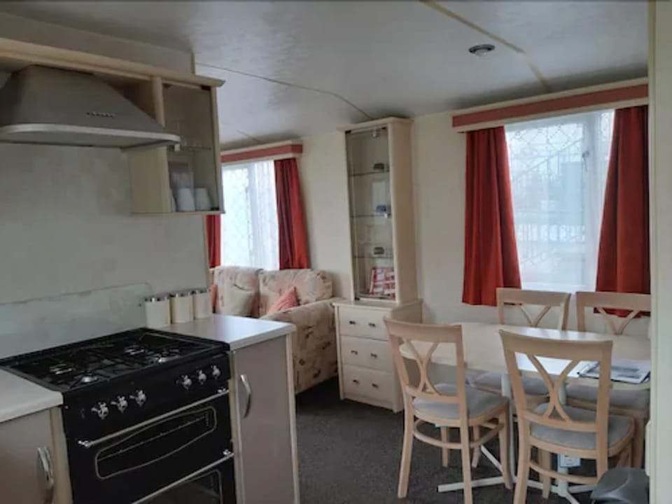 Fridge, oven, stovetop, electric kettle