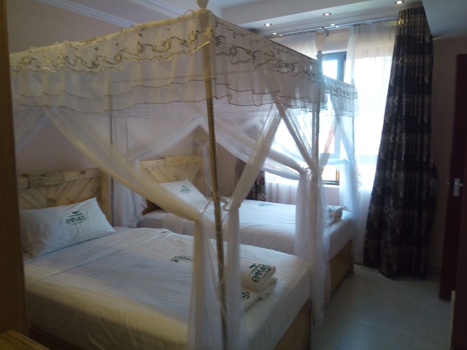 Executive Twin Room | Desk, soundproofing, free cribs/infant beds, free WiFi