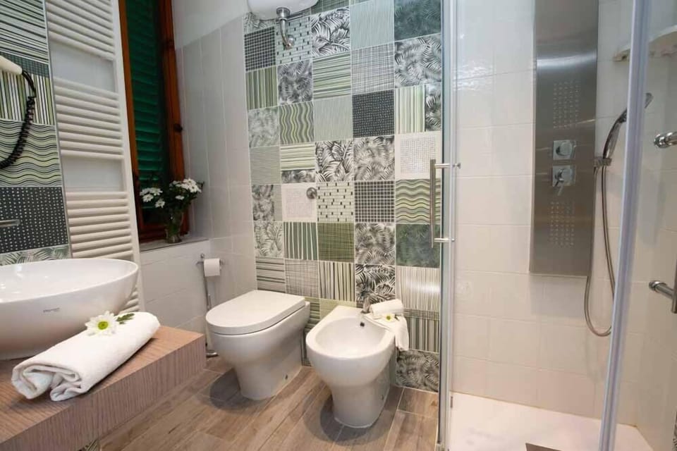 Double Room | Bathroom | Shower, free toiletries, hair dryer, bidet