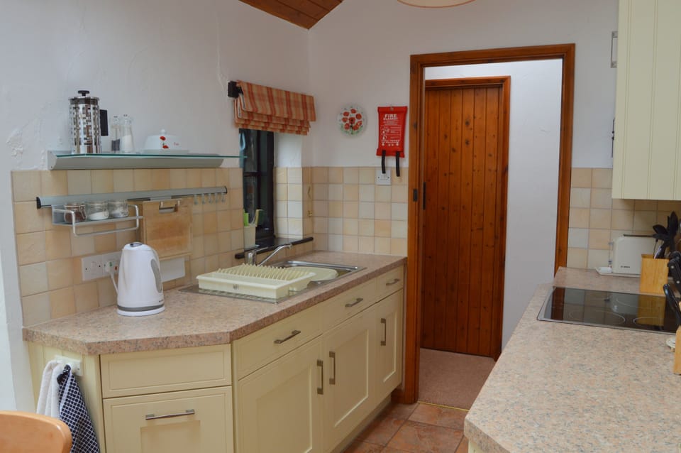 Cottage, 2 Bedrooms | Private kitchen | Fridge, microwave, oven, stovetop
