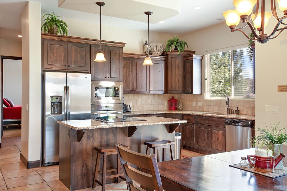 Townhome, 3 Bedrooms | Private kitchen | Fridge, microwave, oven, coffee/tea maker