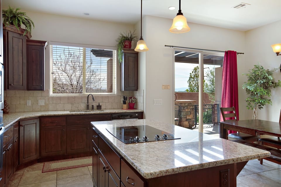 Townhome, 3 Bedrooms | Private kitchen | Fridge, microwave, oven, coffee/tea maker