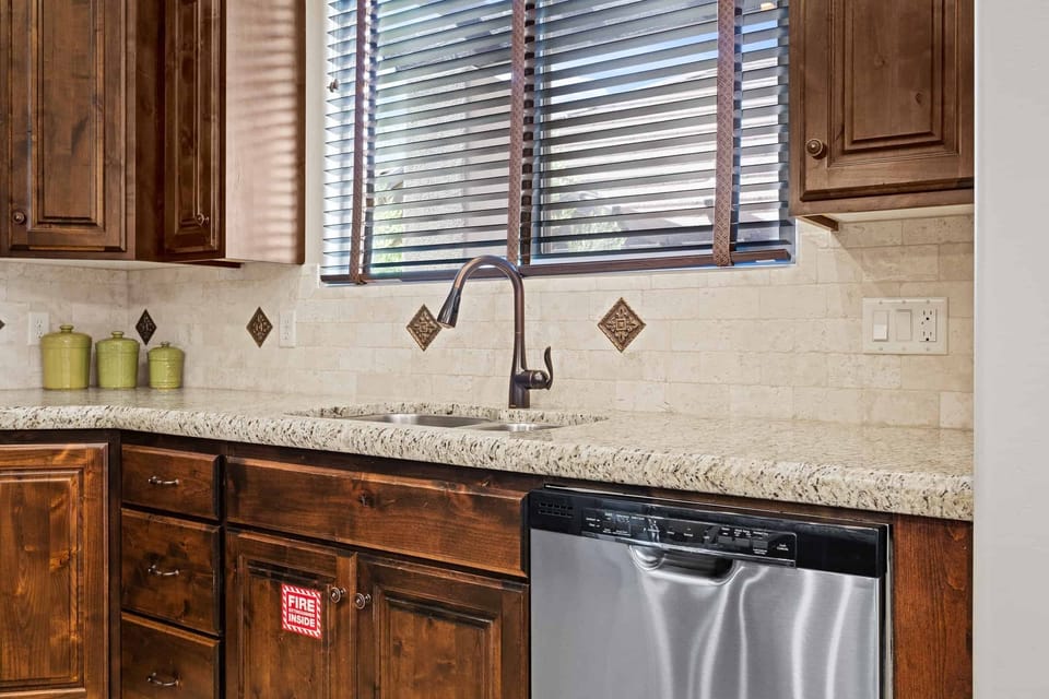 Townhome, 3 Bedrooms | Private kitchen | Fridge, microwave, oven, coffee/tea maker
