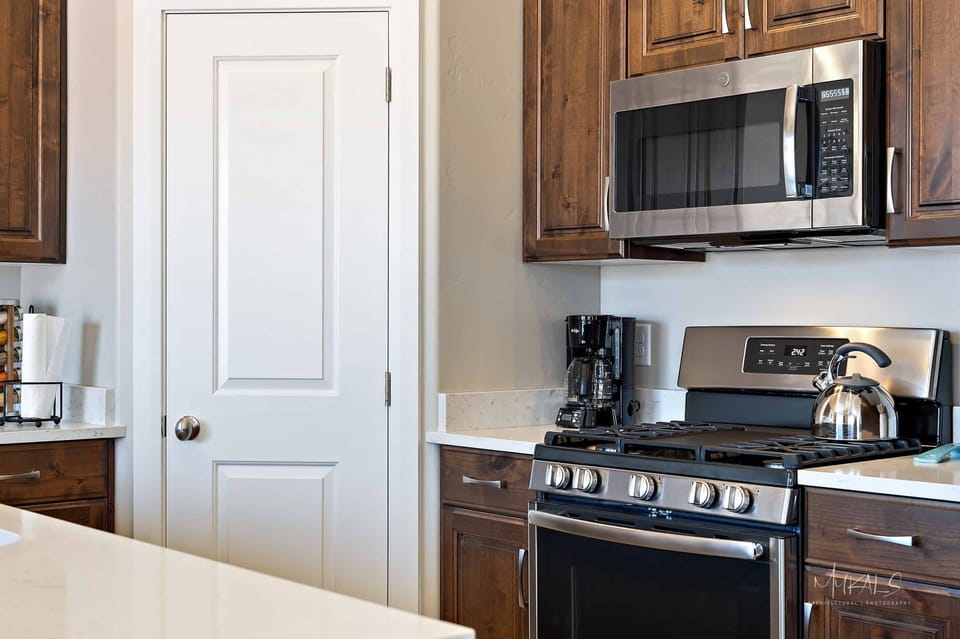 Townhome, 3 Bedrooms | Private kitchen | Fridge, microwave, oven, coffee/tea maker