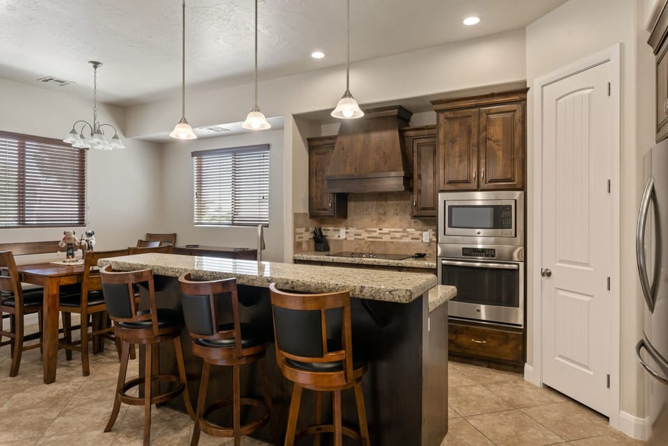 Townhome, 3 Bedrooms | Private kitchen | Fridge, microwave, oven, coffee/tea maker