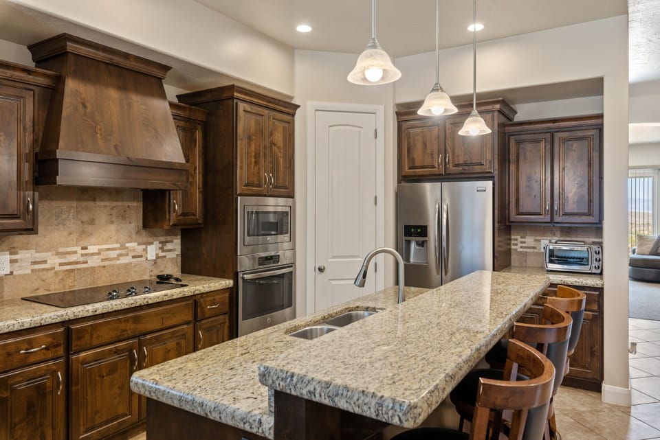 Townhome, 3 Bedrooms | Private kitchen | Fridge, microwave, oven, coffee/tea maker