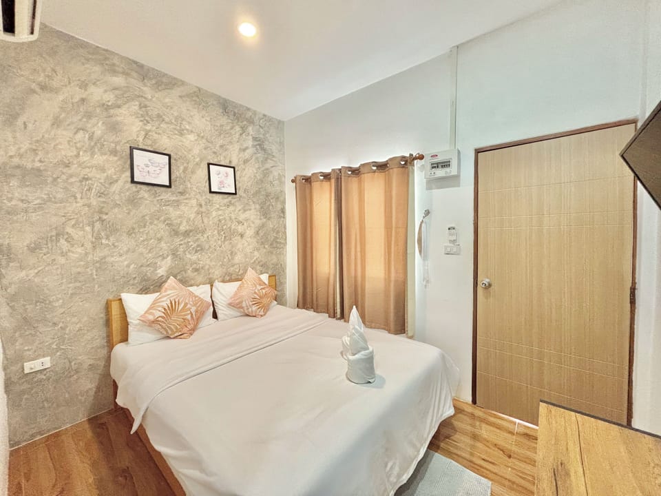 Deluxe Room | Desk, blackout drapes, soundproofing, rollaway beds (surcharge)