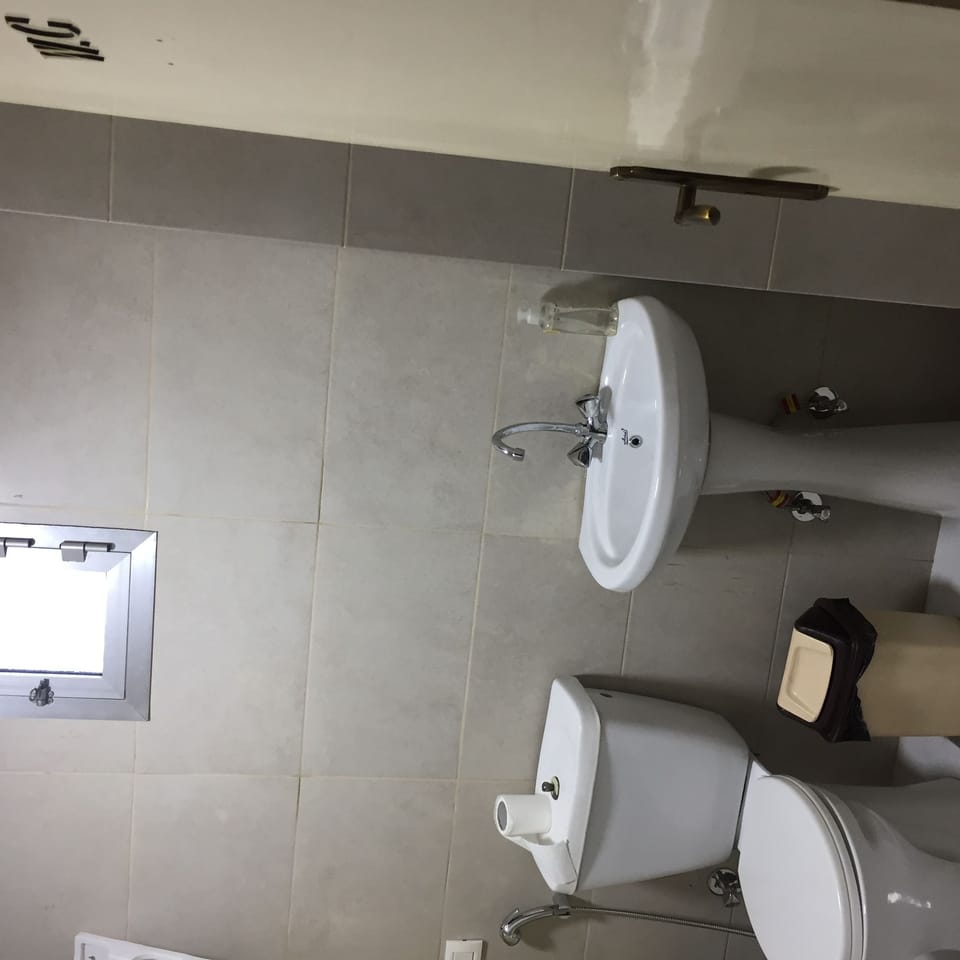 Basic Cottage | Bathroom | Shower, free toiletries, soap, shampoo