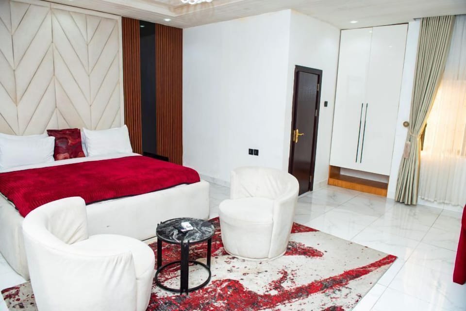 Premium Room | In-room safe, individually decorated, individually furnished, desk