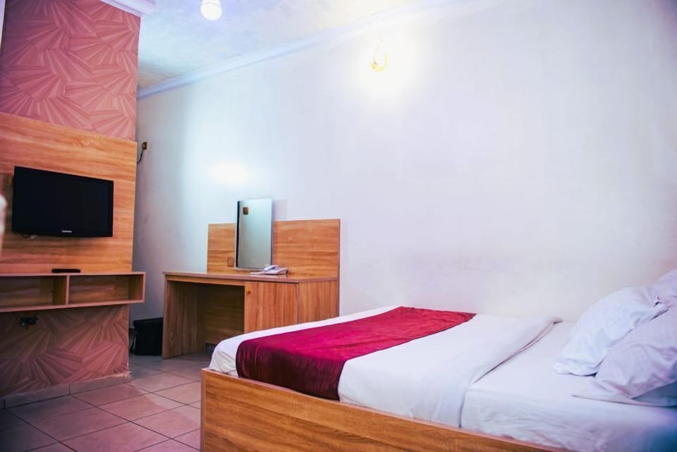 Standard Room | In-room safe, individually decorated, individually furnished, desk