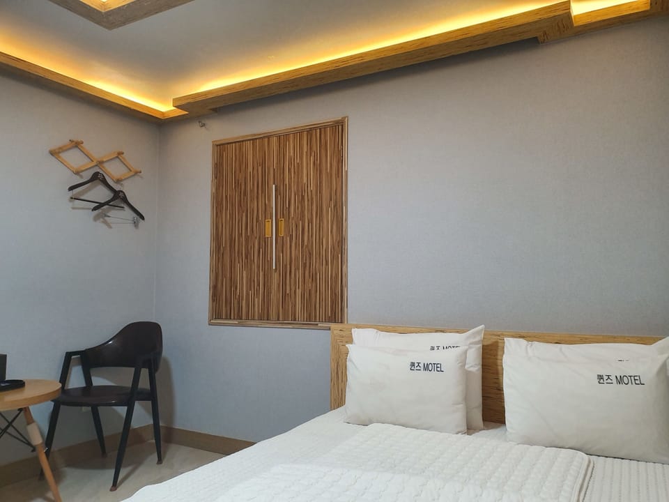 Standard Double Room | Desk, laptop workspace, free WiFi