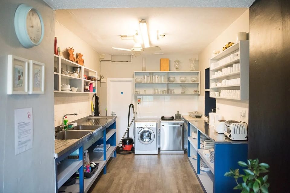 Villa | Shared kitchen | Full-size fridge, microwave, oven, stovetop