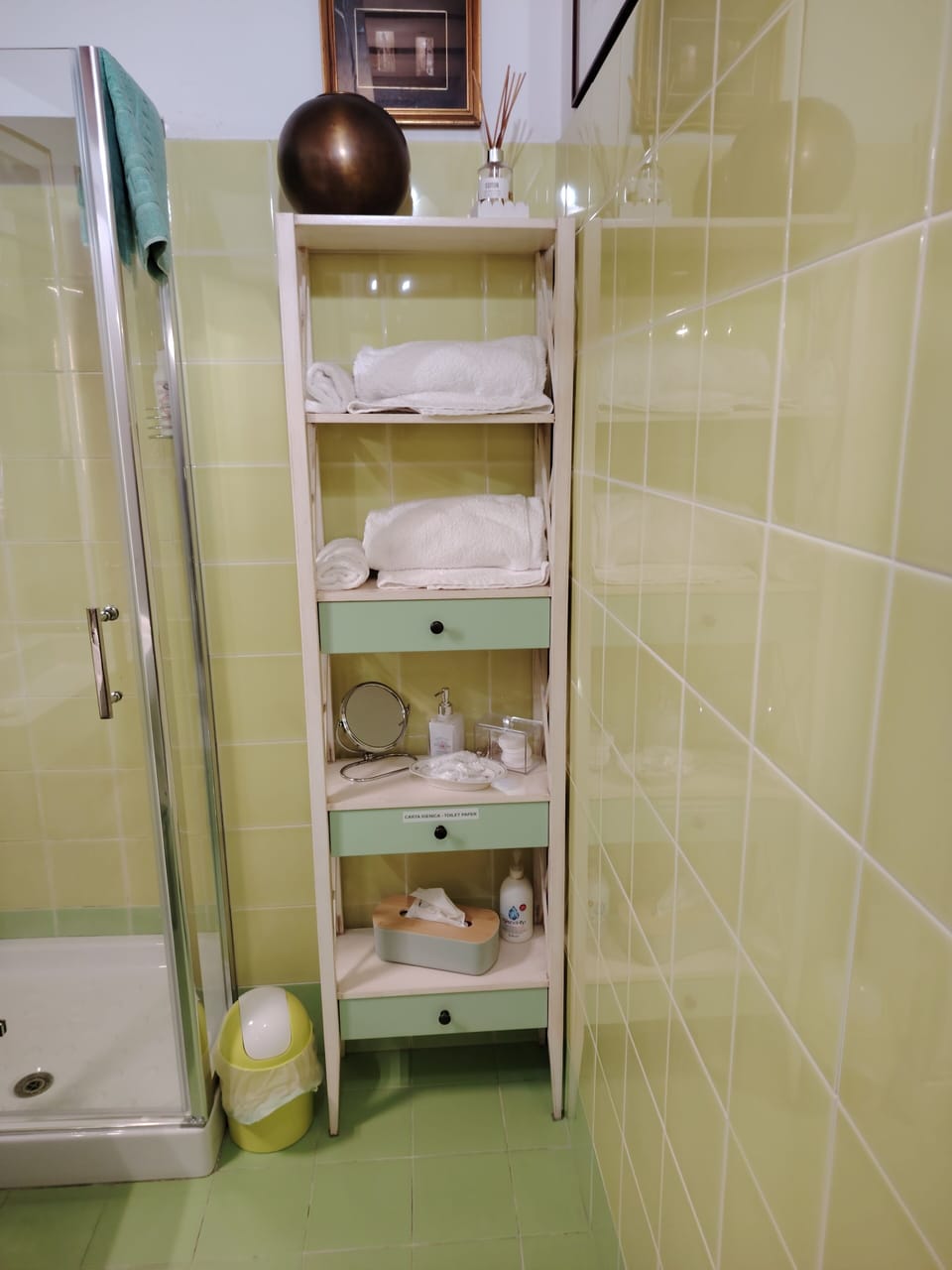 Deluxe Studio Suite | Bathroom | Shower, hair dryer, bidet, towels